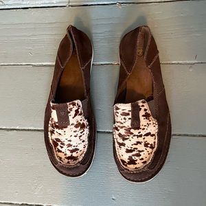 Womens sz 10 ariat cruisers